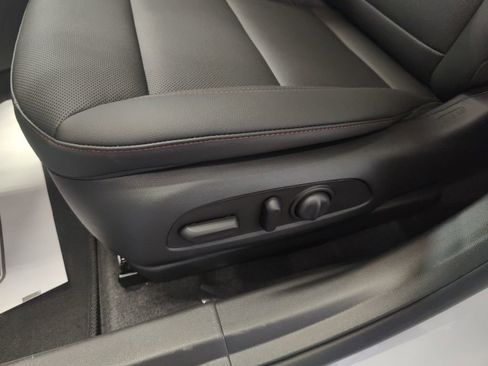 New 2025 Chevrolet Trax RS w/ Sunroof Package image 28