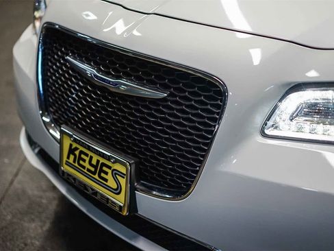 Used 2019 Chrysler 300 Limited image 8