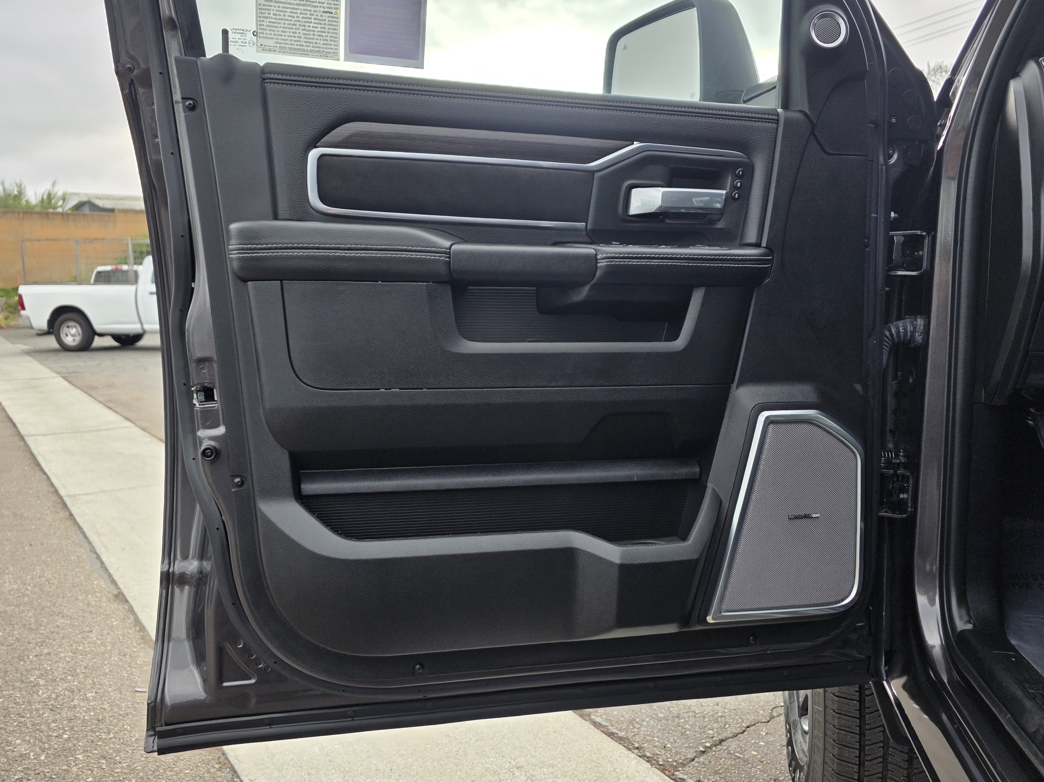 New 2026 RAM 2500 Laramie AWD/4WD image 11
