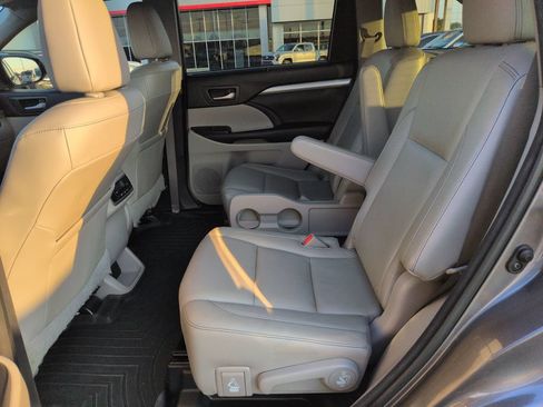 Used 2016 Toyota Highlander XLE AWD/4WD image 25