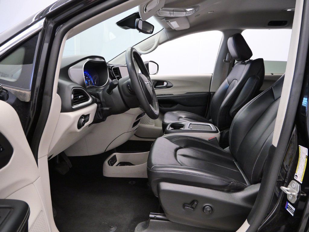 Certified 2023 Chrysler Pacifica Touring-L FWD image 13