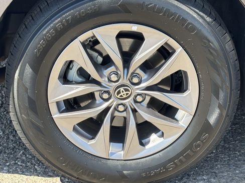 Used 2023 Toyota Sienna XLE FWD image 8
