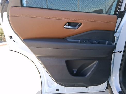 New 2026 Nissan Pathfinder Platinum w/ Cargo Package AWD/4WD image 32