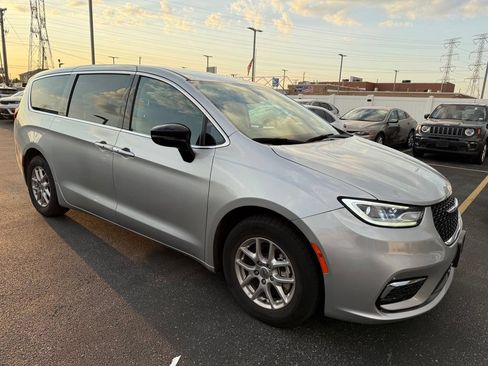 Used 2024 Chrysler Pacifica Touring-L FWD image 2