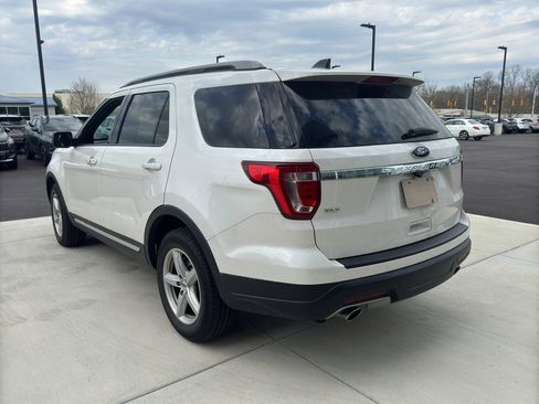Used 2018 Ford Explorer XLT image 4