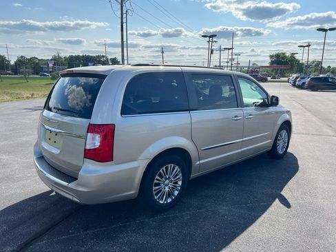 Used 2013 Chrysler Town & Country Touring-L w/ Driver Convenience Group FWD image 35