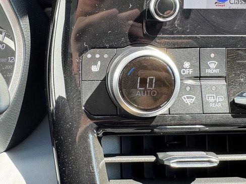 Used 2025 Toyota Highlander AWD image 23