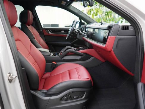 Used 2025 Porsche Cayenne GTS AWD/4WD image 64
