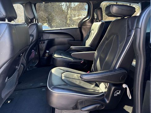 Used 2025 Chrysler Pacifica Limited image 23