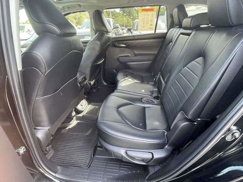 Used 2023 Toyota Highlander XLE AWD/4WD image 18