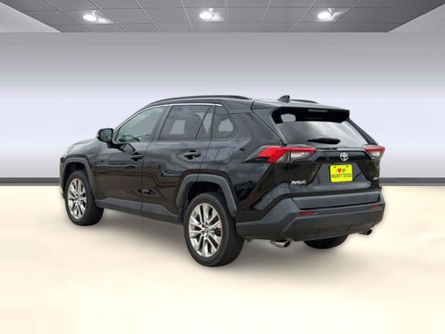 Used 2020 Toyota RAV4 XLE Premium FWD image 3