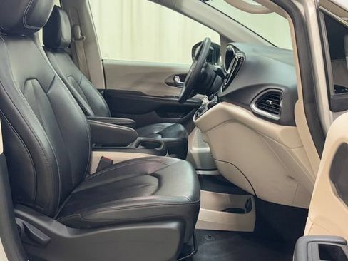 Used 2024 Chrysler Pacifica Touring-L FWD image 37