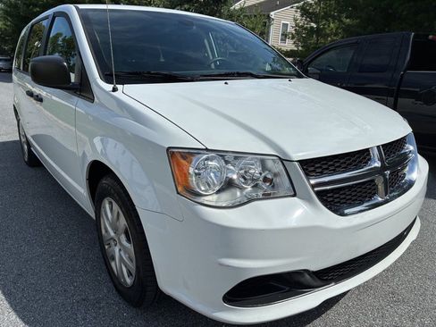 Used 2019 Dodge Grand Caravan SE FWD image 3