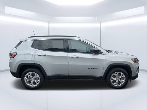 Used 2024 Jeep Compass Latitude AWD/4WD image 3