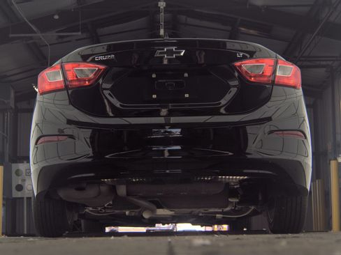 Used 2018 Chevrolet Cruze LT w/ Convenience Package image 8