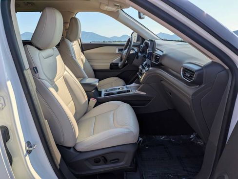 Certified 2023 Ford Explorer Platinum w/ Technology Package AWD/4WD image 17
