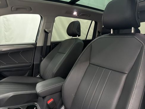 Used 2024 Volkswagen Tiguan SE w/ Panoramic Sunroof Package image 14