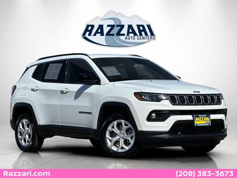 Used 2024 Jeep Compass Latitude AWD/4WD image 1