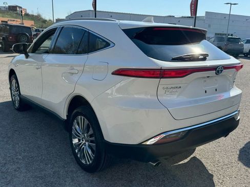 Used 2022 Toyota Venza XLE image 5