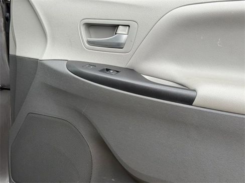 Used 2019 Toyota Sienna LE image 25