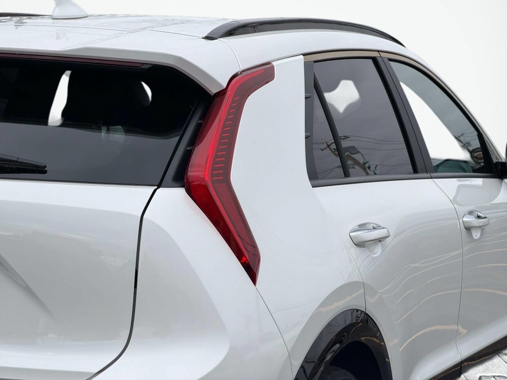 Certified 2025 Kia Niro Wave w/ Wave Preserve Package FWD image 11