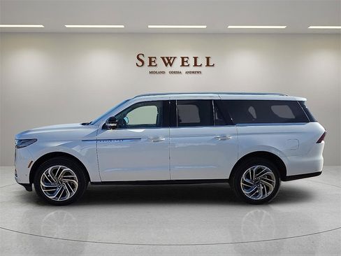 New 2025 Lincoln Navigator L Reserve image 2