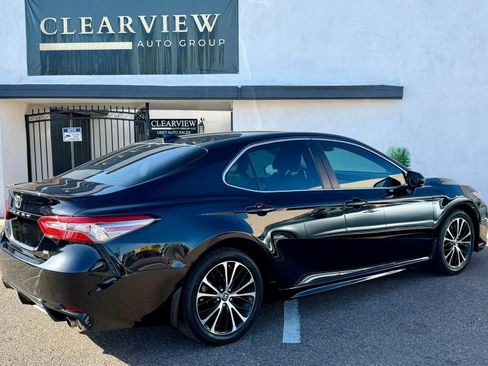 Used 2019 Toyota Camry SE FWD image 3
