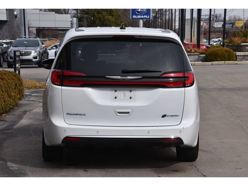 Used 2023 Chrysler Pacifica Limited w/ Uconnect Theater Family Group image 5