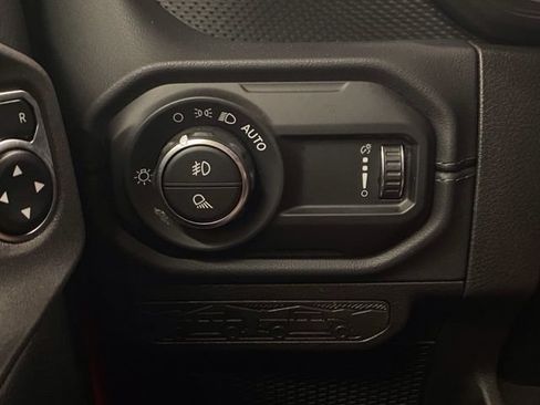Used 2024 Jeep Gladiator Rubicon w/ Convenience Group AWD/4WD image 29