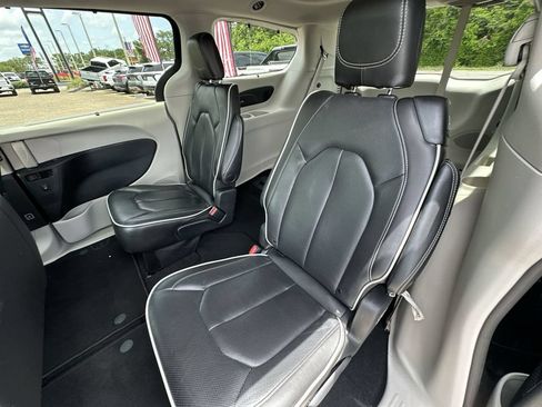 Used 2023 Chrysler Pacifica Limited FWD image 28
