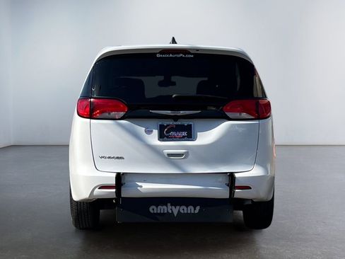 Used 2022 Chrysler Voyager LX image 7