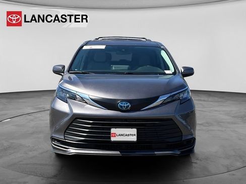 Used 2024 Toyota Sienna LE w/ LE Plus Package FWD image 2