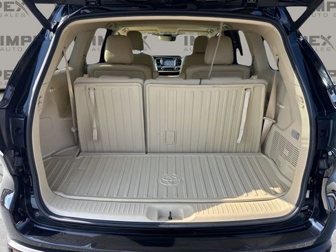 Used 2018 Toyota Highlander XLE image 31