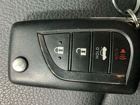 Used 2018 Toyota Camry SE image 16