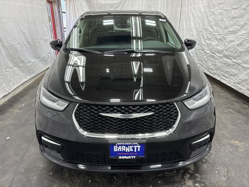 Used 2024 Chrysler Pacifica Touring-L FWD image 7