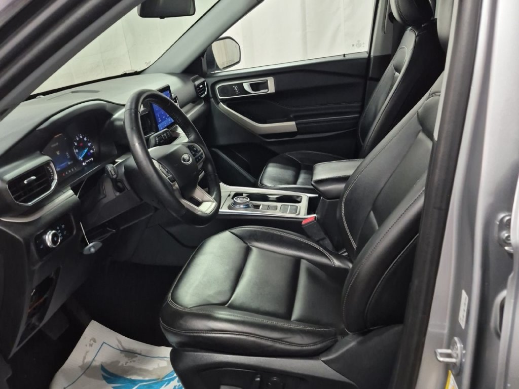Used 2023 Ford Explorer XLT w/ Equipment Group 202A RWD image 5