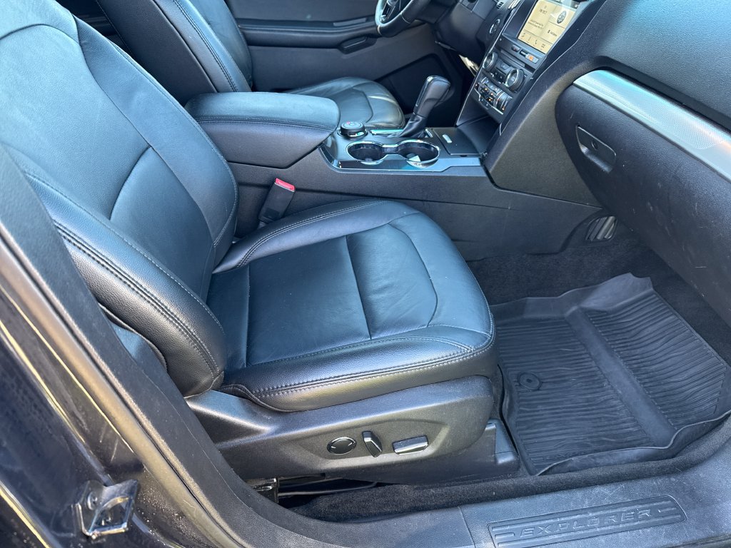 Used 2017 Ford Explorer XLT w/ Equipment Group 202A AWD/4WD image 22