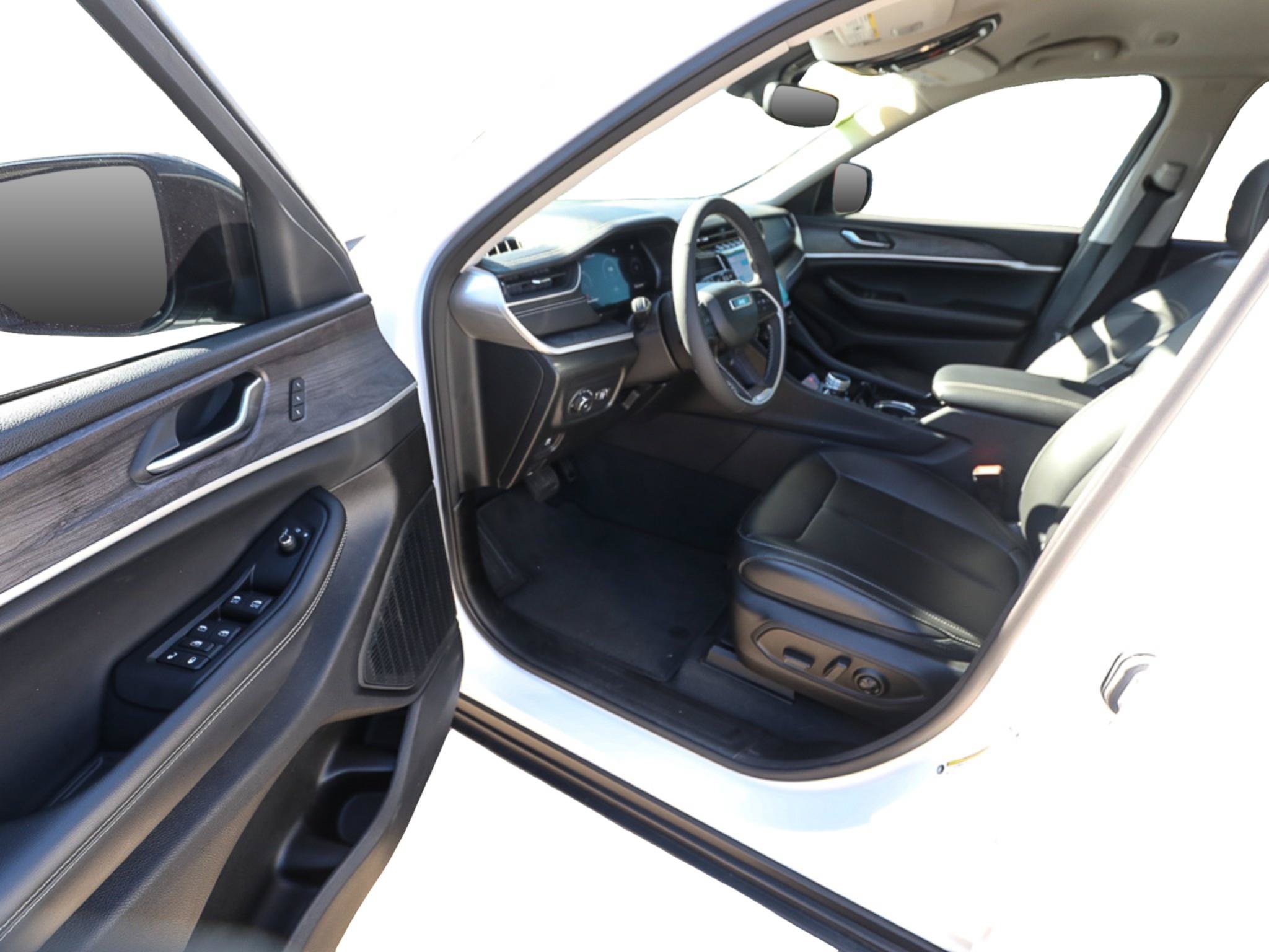 Used 2023 Jeep Grand Cherokee Limited w/ Black Appearance Package AWD/4WD image 11