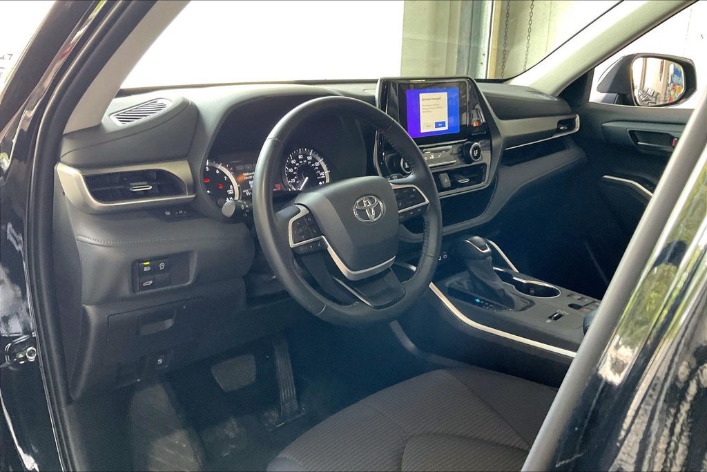 Used 2025 Toyota Highlander LE FWD image 4