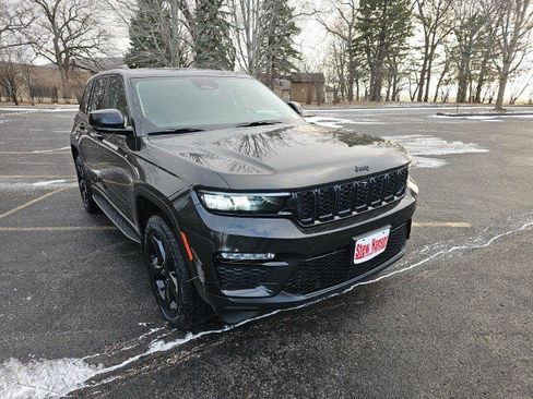 Used 2023 Jeep Grand Cherokee Limited w/ Luxury Tech Group II image 8