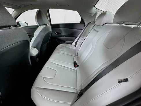 Used 2025 Hyundai Elantra Limited image 28