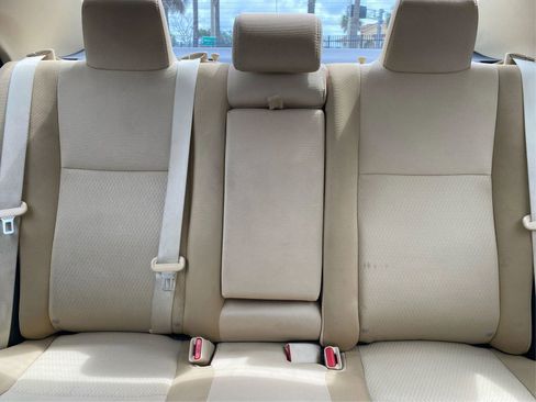 Used 2018 Toyota Corolla LE FWD image 19
