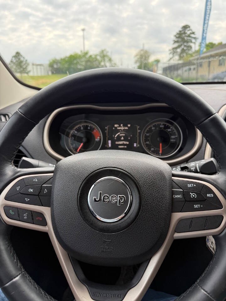 Used 2017 Jeep Cherokee Latitude w/ Comfort & Sound Group FWD image 29