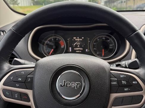Used 2017 Jeep Cherokee Latitude w/ Comfort & Sound Group FWD image 29