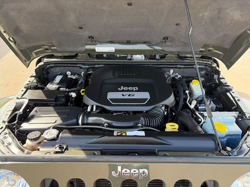 Used 2015 Jeep Wrangler Unlimited Sahara w/ Connectivity Group AWD/4WD image 42