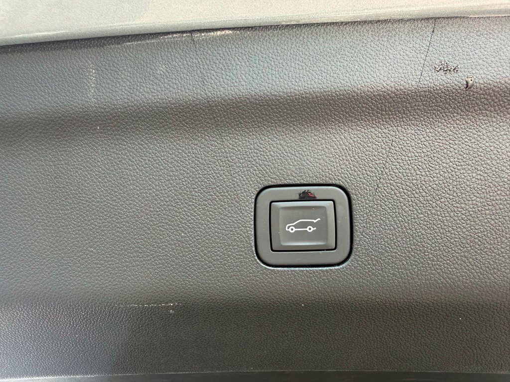 Used 2025 GMC Yukon XL Denali Ultimate AWD/4WD image 15