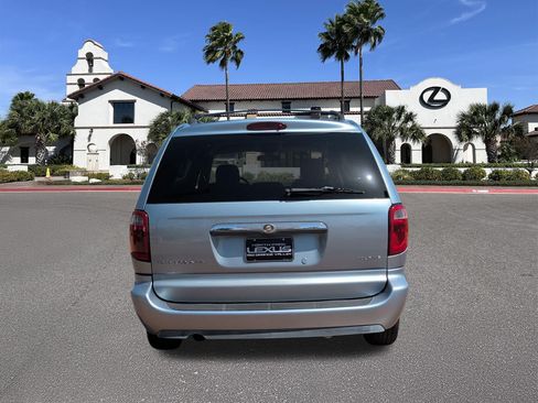 Used 2006 Chrysler Town & Country Touring FWD image 3