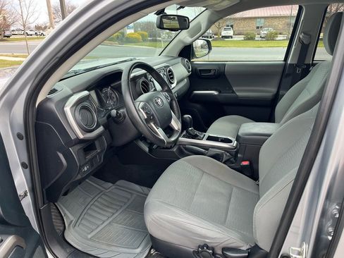 Used 2016 Toyota Tacoma SR5 w/ SR5 Appearance Package (SN) image 20
