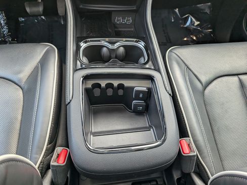 Used 2025 Chrysler Pacifica Limited FWD image 21