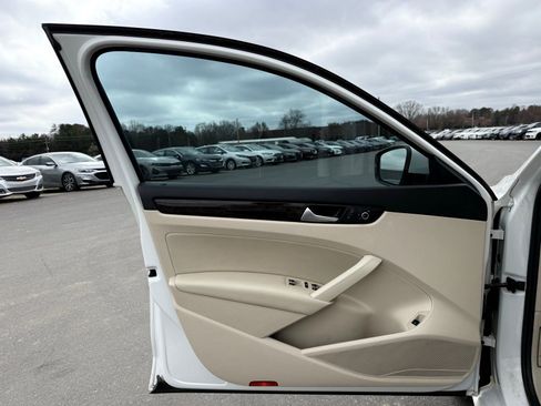 Used 2014 Volkswagen Passat 1.8T SEL Premium image 16